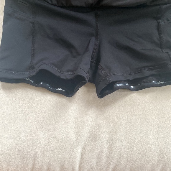 Like new Lululemon skirt - Picture 4 of 4